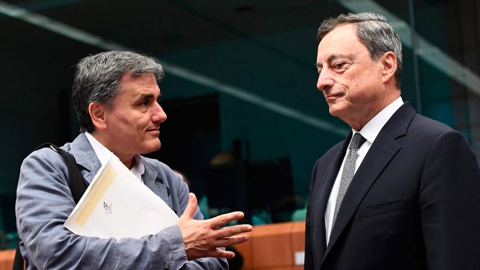 El ministro de Finanzas griego Euclid Tsakalotos habla con el presidente del Banco Central Europeo Mario Draghi