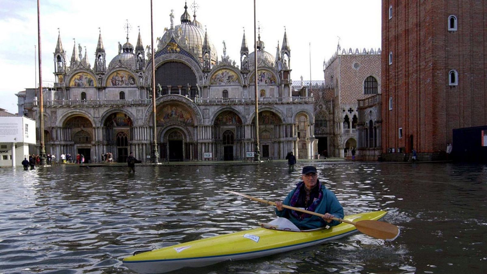 Un hombre cruza en canoa la veneciana Plaza de San Marcos durante un episodio de acqua alta.