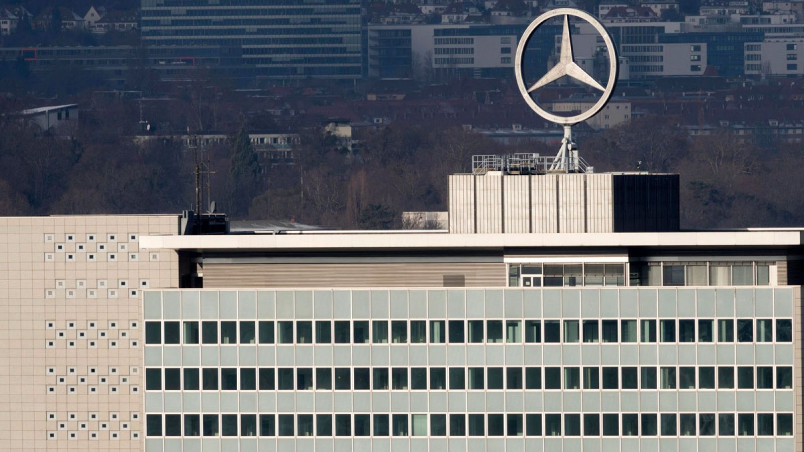 Foto de archivo del logo de la estrella en lo alto de una sede de la compañía automovilística Daimler AG en Stuttgart