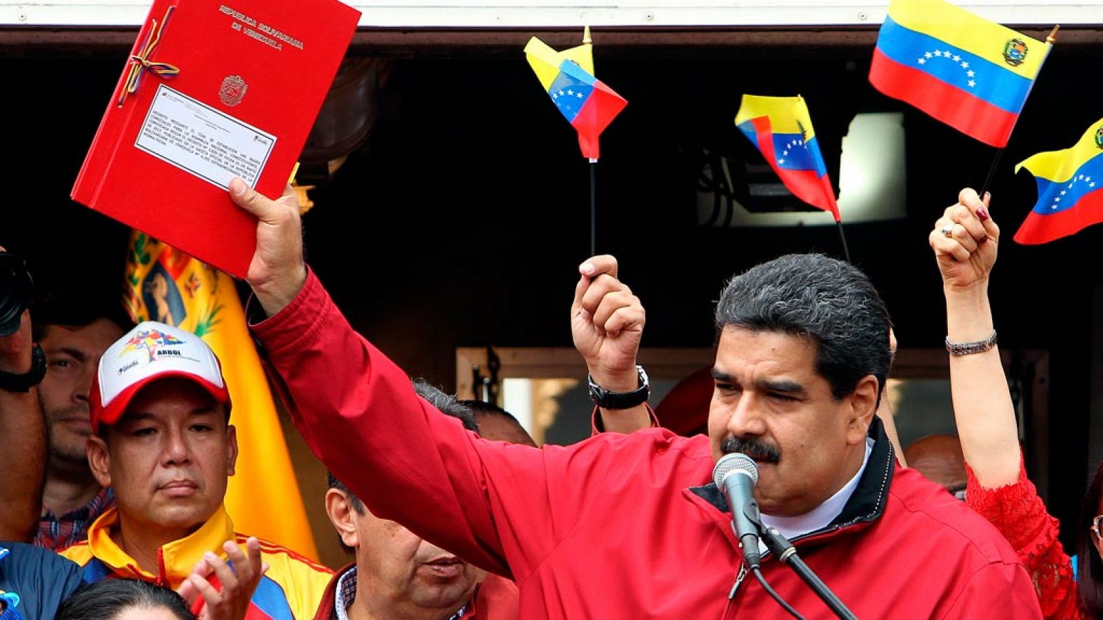 El presidente de Venezuela, Nicolás Maduro, muestra el decreto con la propuesta para elegir a los miembros que redacten la Constitución