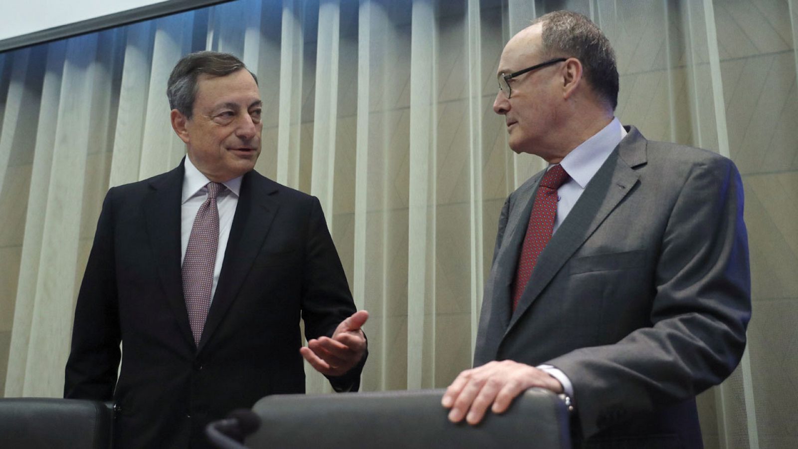 El presidente del BCE, Mario Draghi (i) con el gobernador del Banco de España, Luis María Linde
