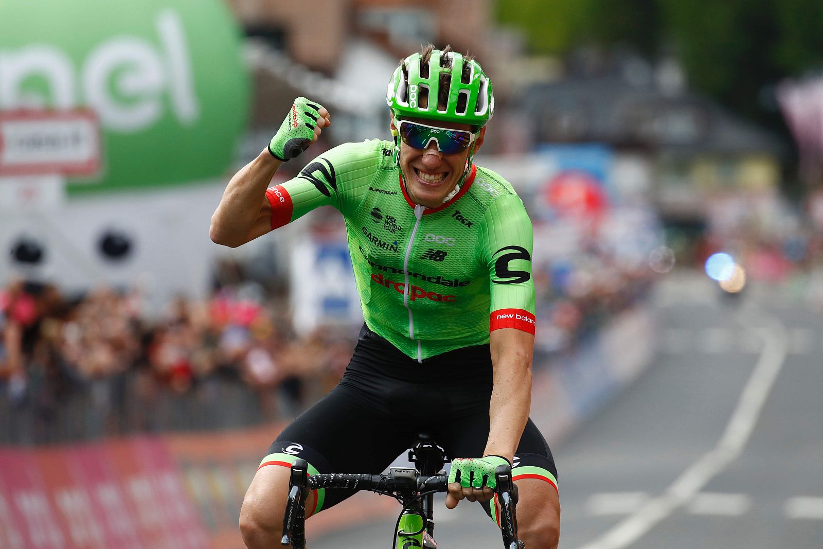 Pierre Rolland (Cannondale) celebra en meta su victoria en la etapa 17.