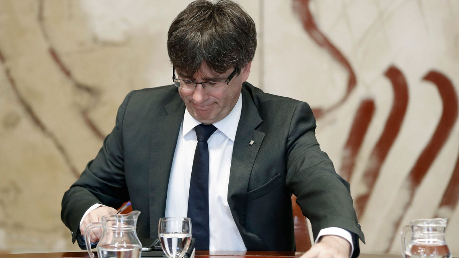 El presidente de la Generalitat de Cataluña, Carles Puigdemont, en la reunión semanal del Govern