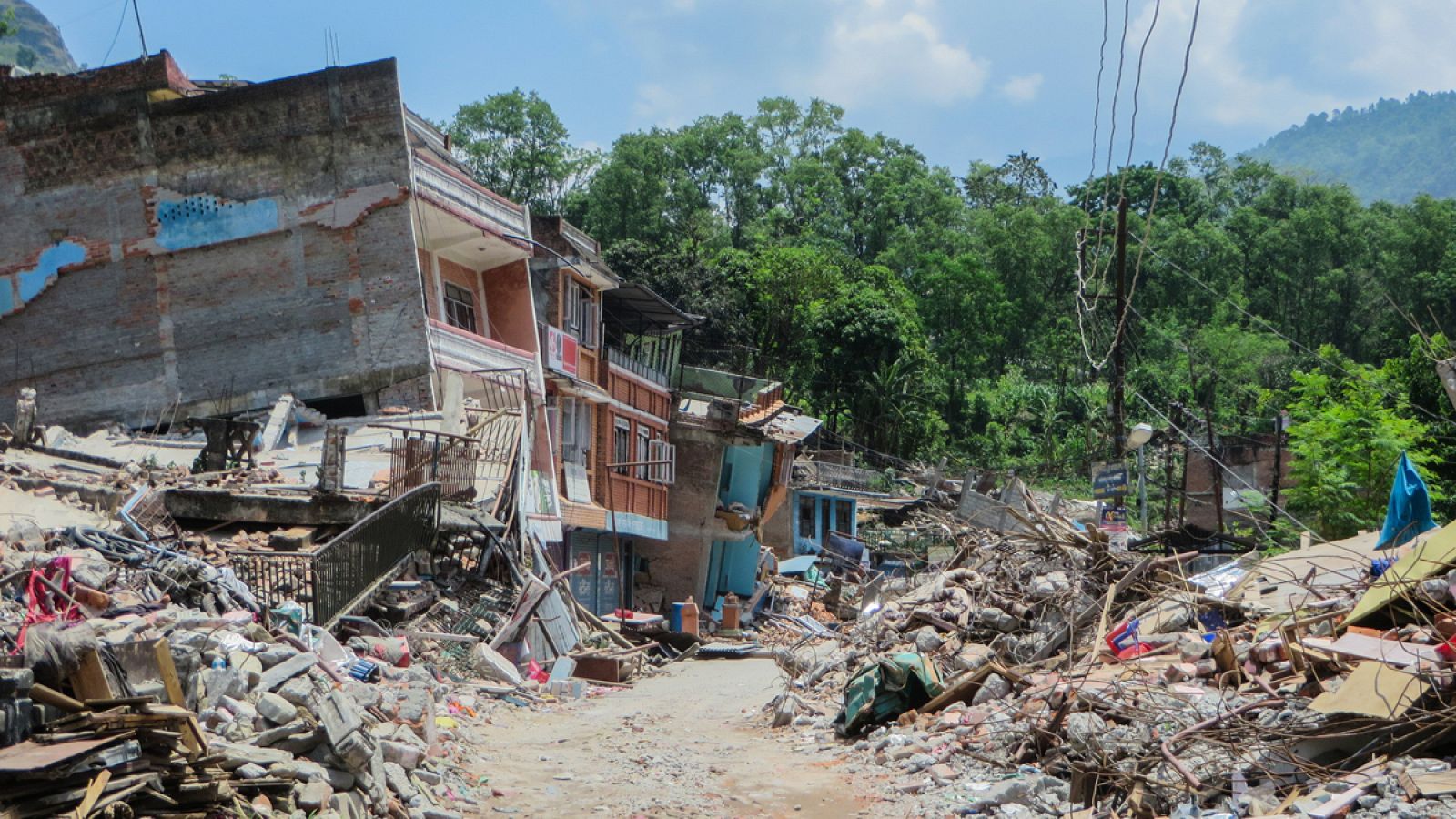 Viviendas derruidas por un terremoto en India