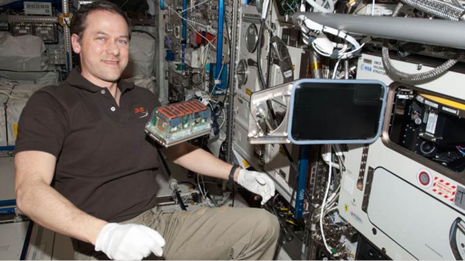 El astronauta Tom Mashburn, en la ISS, con el experimento Seedling Growth