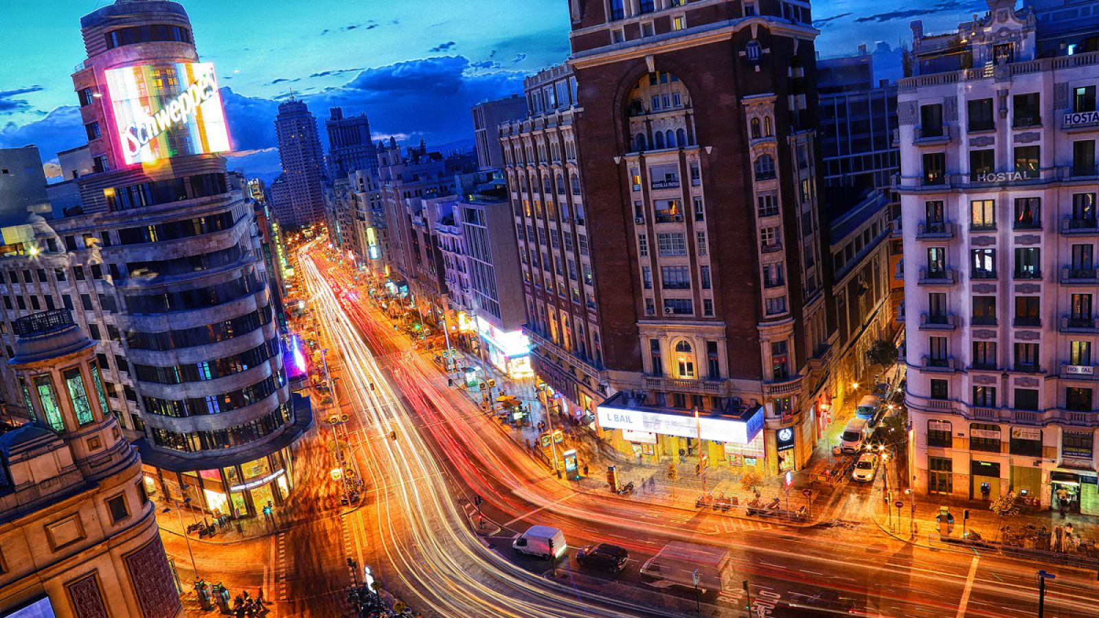 Una imagen nocturna de la Gran Vía de Madrid