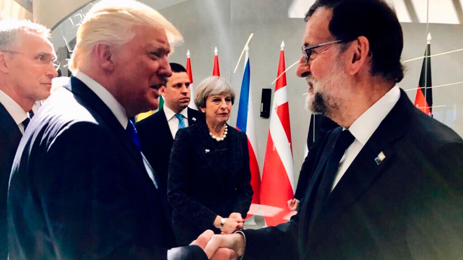 Donald Trump y Mariano Rajoy se saludan en la reunión de líderes de la OTAN en Bruselas