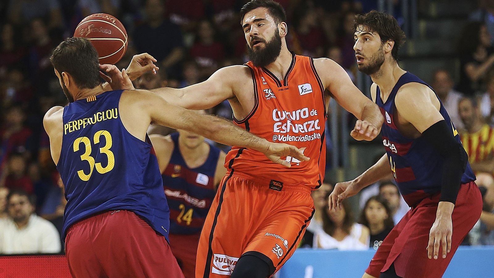 El pivot montenegrino del Valencia Basket Bojan Dubjevic (c) intenta superar a los jugadores del FC Barcelona Ante Tomic (d) y Stratos Perperoglou (i)