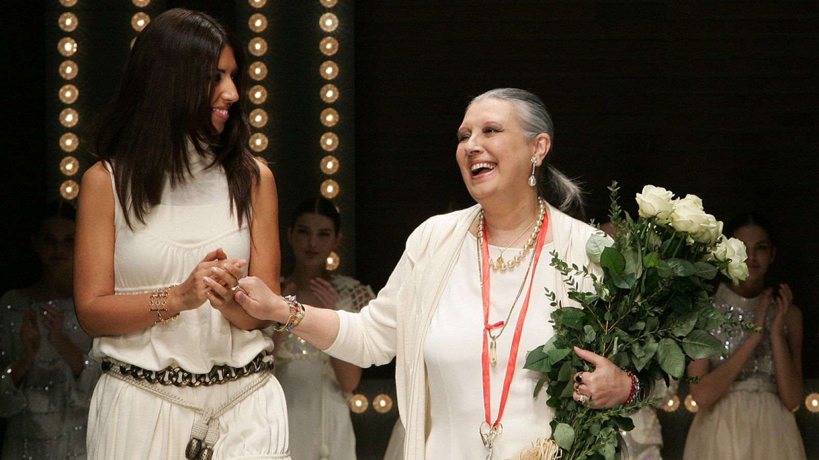 La diseñadora Laura Biagiotti junto a su hija Lavinia tras un desfile de 2007.