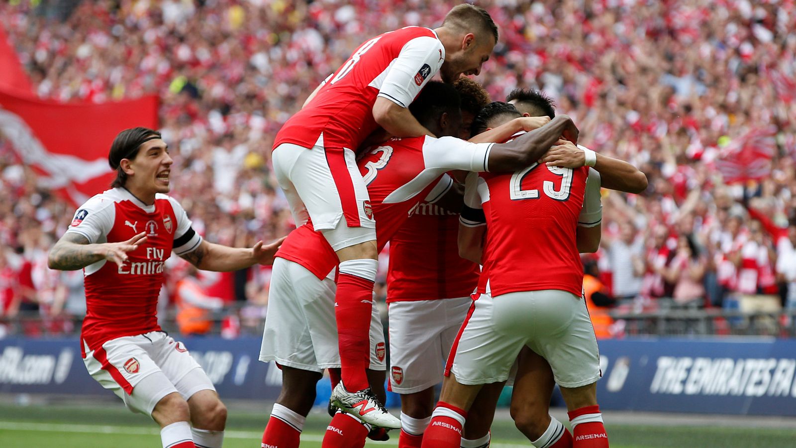 Los jugadores del Arsenal celebran el primer gol del partido, obra de Alexis