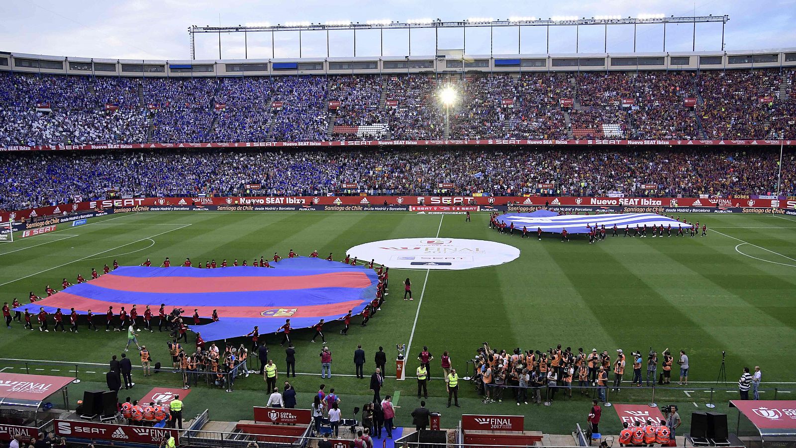 Imagen de los prolegómenos del partido Barça - Alavés, final de Copa