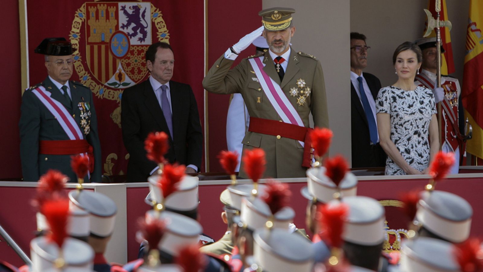 Los reyes Felipe y Letizia presiden el desfile del Día de las Fuerzas Armadas