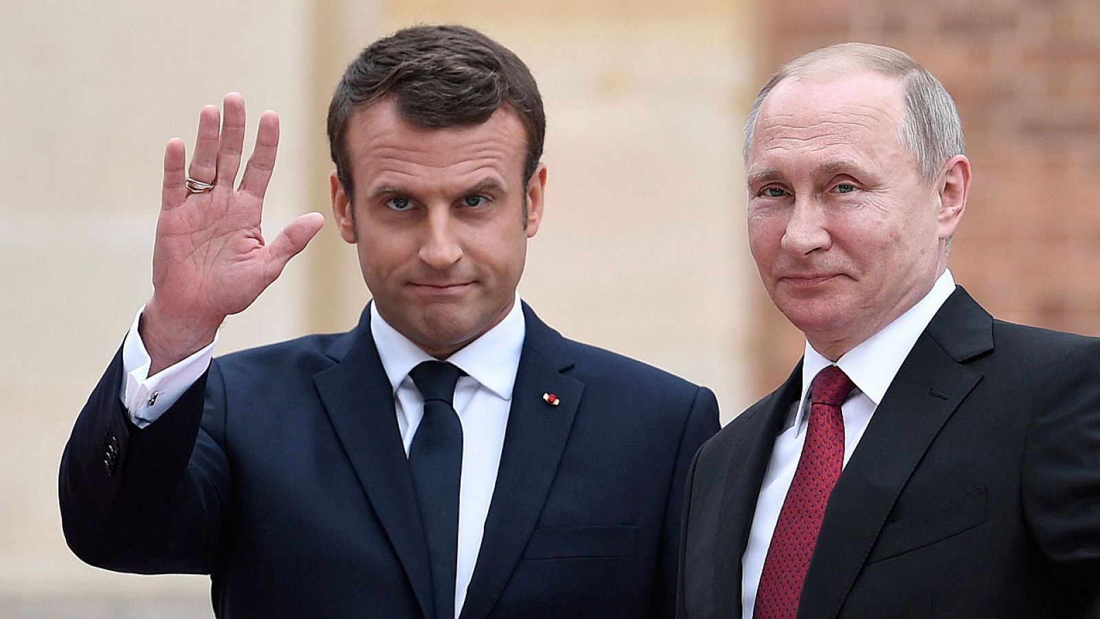 Emmanuel Macron recibe a Vladimir Putin en el Palacio de Versalles este lunes.