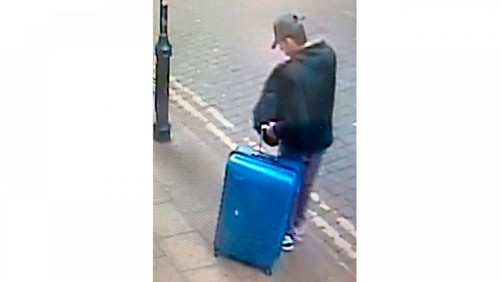 El terrorista de Mánchester, Salman Abedi, en la imagen con una maleta azul difundida por la Policía de la ciudad