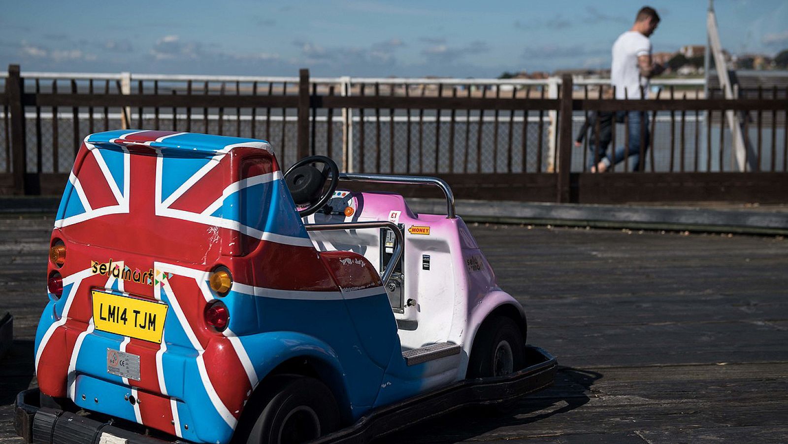 Un coche de choque con la bandera británica en Clacton-on-Sea, Inglaterra