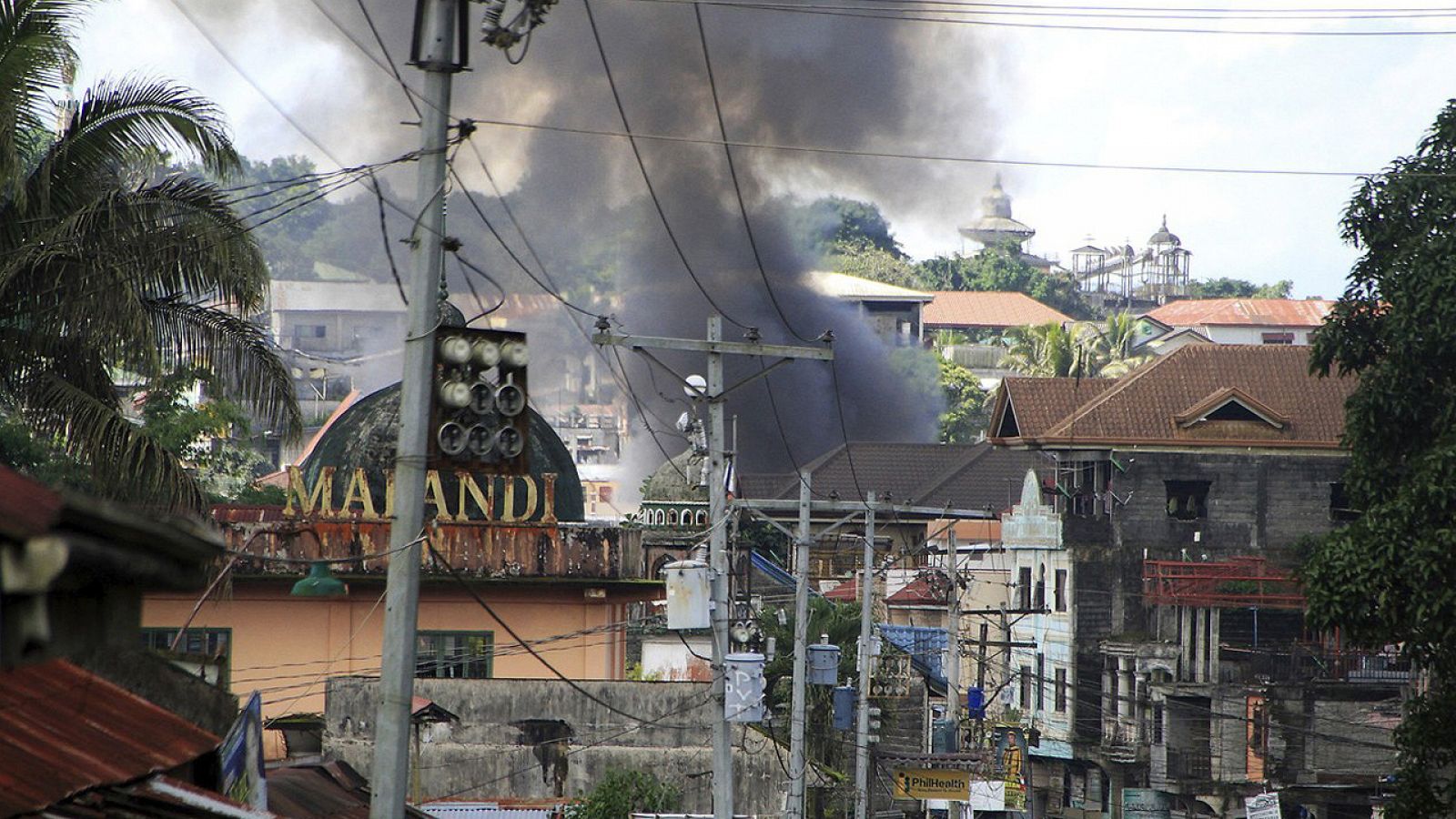 Columna de humo tras un ataque aéreo en una zona con presencia del Grupo Maute en la ciudad de Marawi, en la isla de Mindanao, al sur de Filipinas