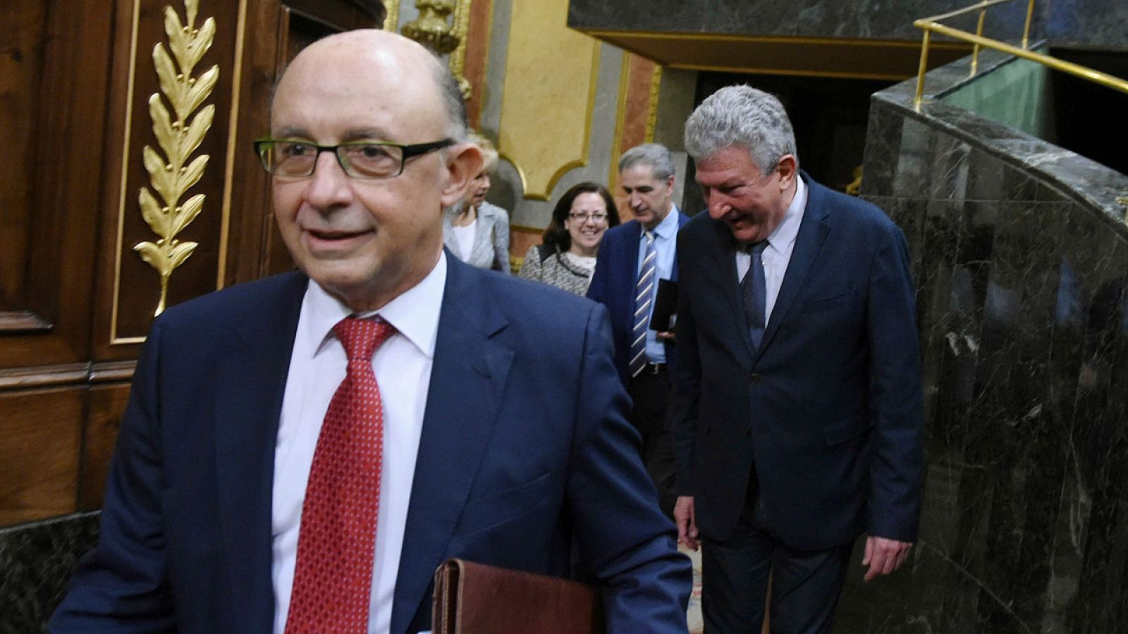 El ministro de Hacienda entra en el hemiciclo seguido del diputado de Nuva Canarias, Pedro Quevedo