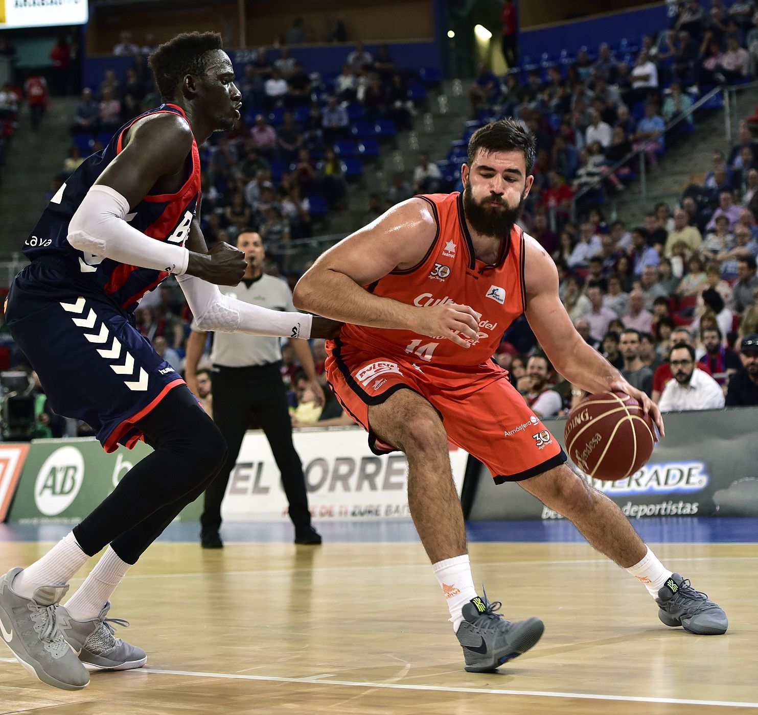 El pivot montenegrino del Valencia Basket, Bojan Dubljevic (d) intenta superar al pivot del Baskonia Ilimane Diop, en el primer partido de semifinales de la liga ACB.