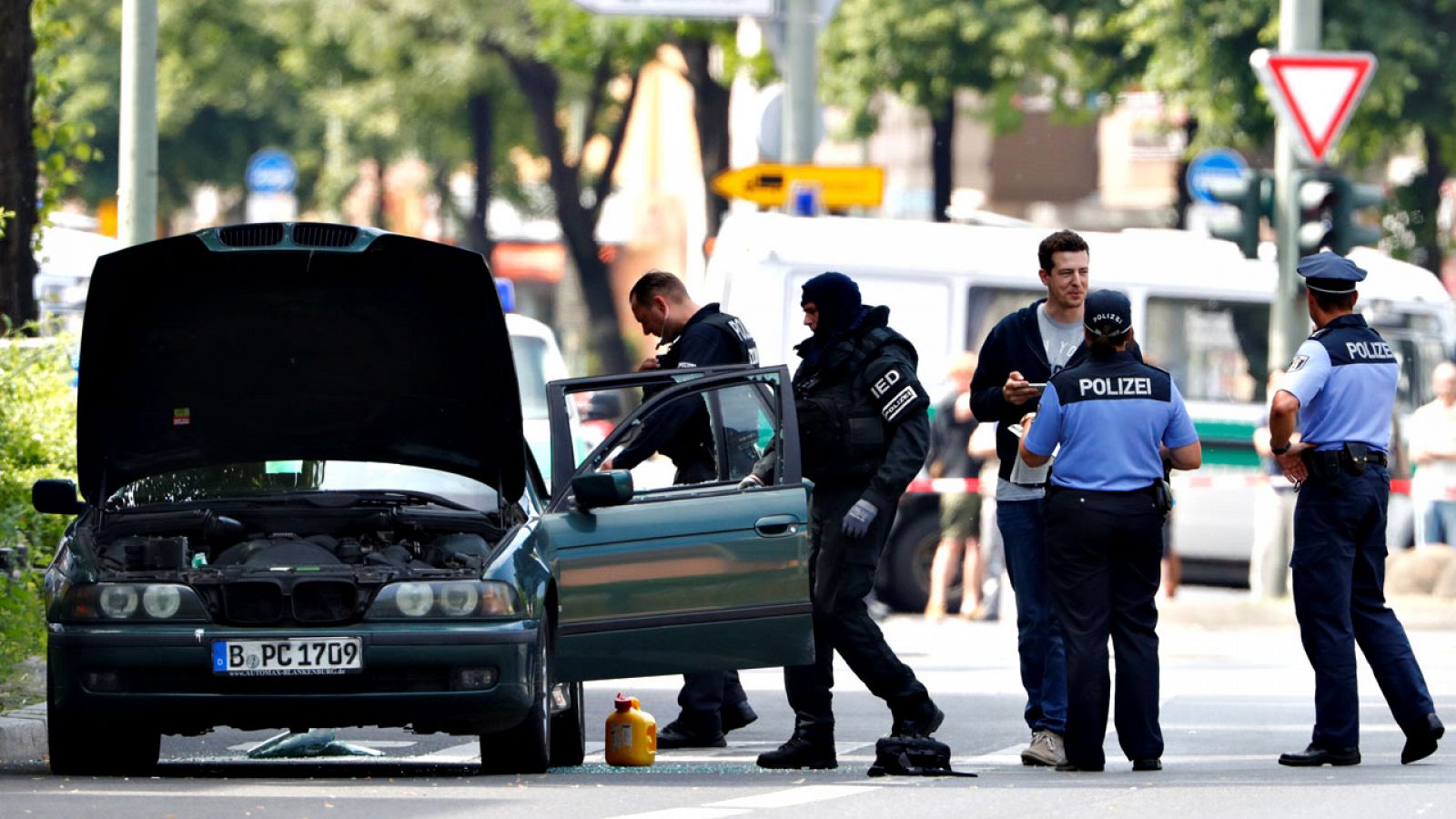 La policía alemana registra un vehículo en un barrio de Berlín
