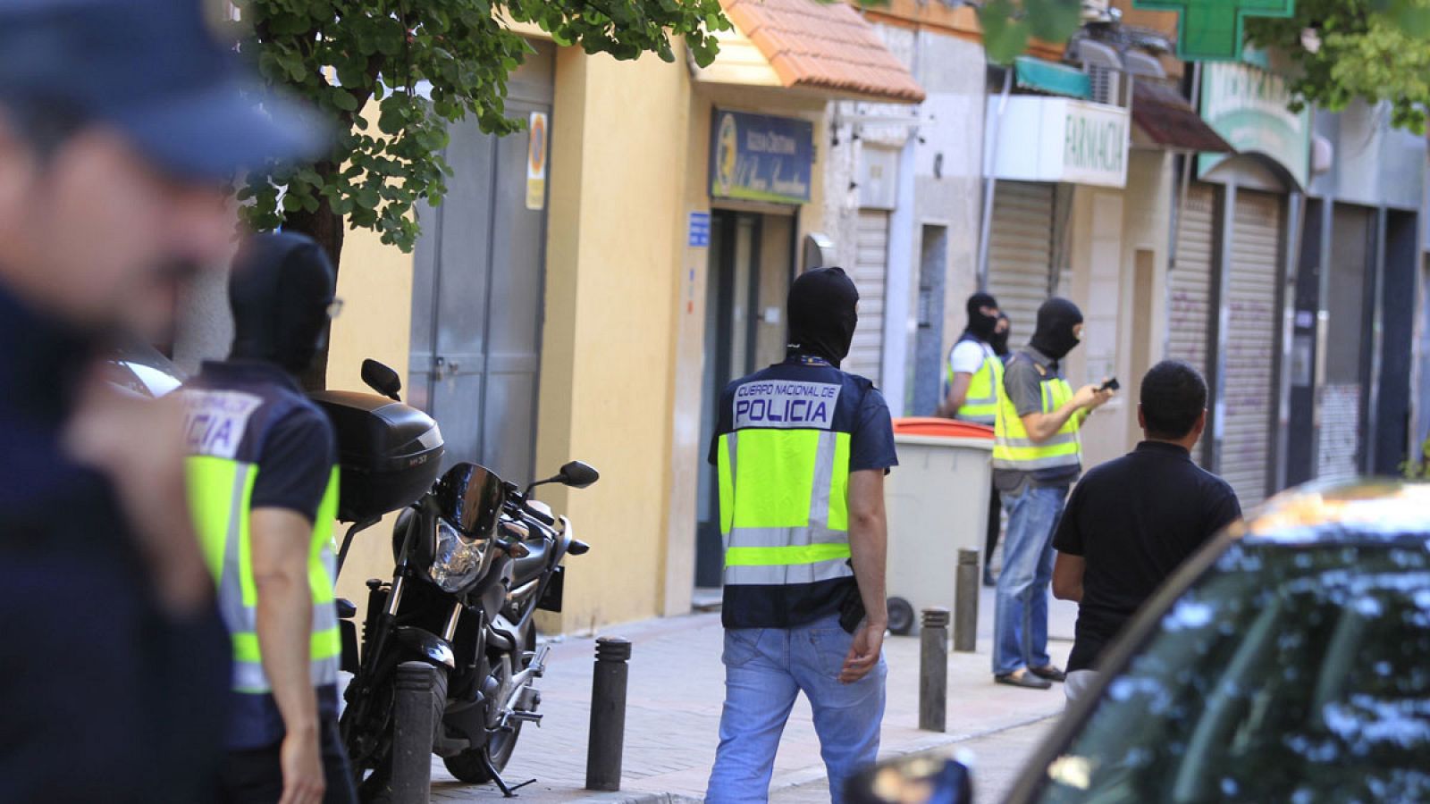 Imagen de archivo de un dispositivo policial para detener en Madrid el pasado 23 de mayo de 2017 a dos marroquíes que se encontraban en un "avanzado y peligroso proceso de radicalización".