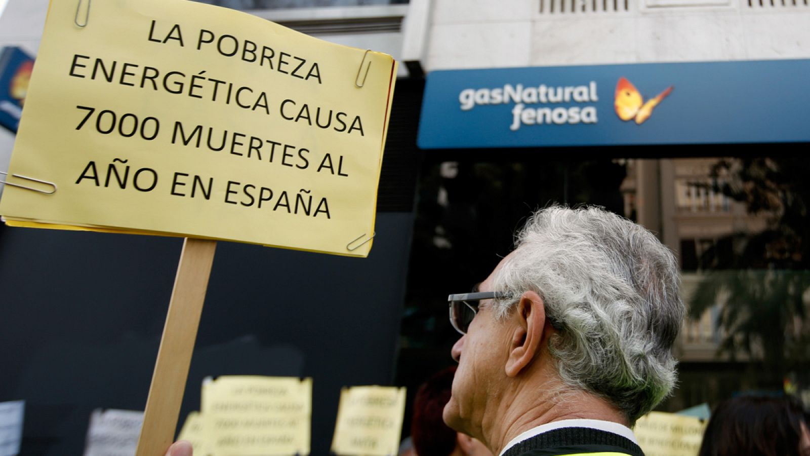 Concentración ante la puerta de Gas Natural Fenosa de Valencia en protesta por la pobreza energética (Archivo)