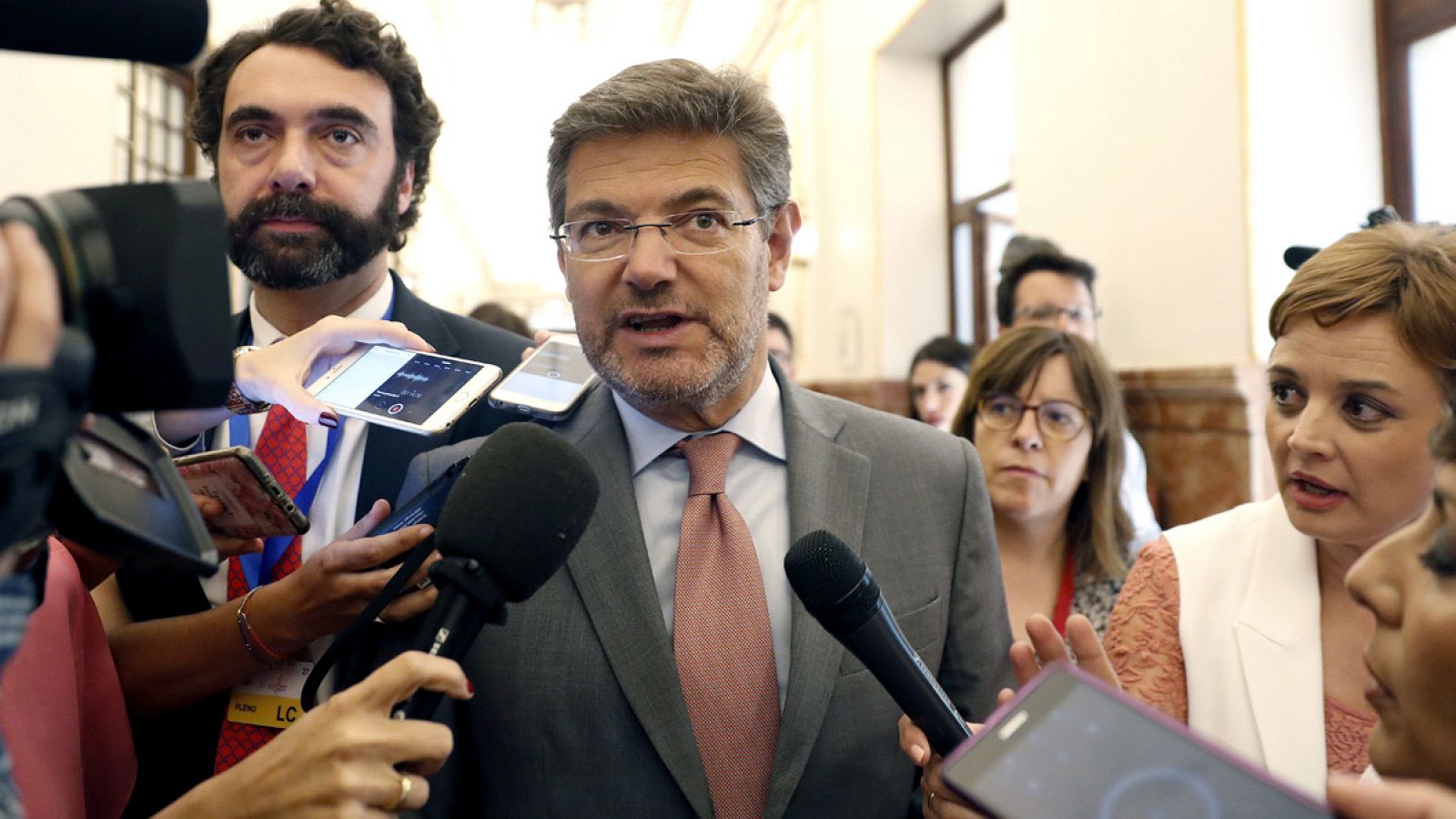 El ministro de Justicia, Rafael Catalá, en los pasillos del Congreso