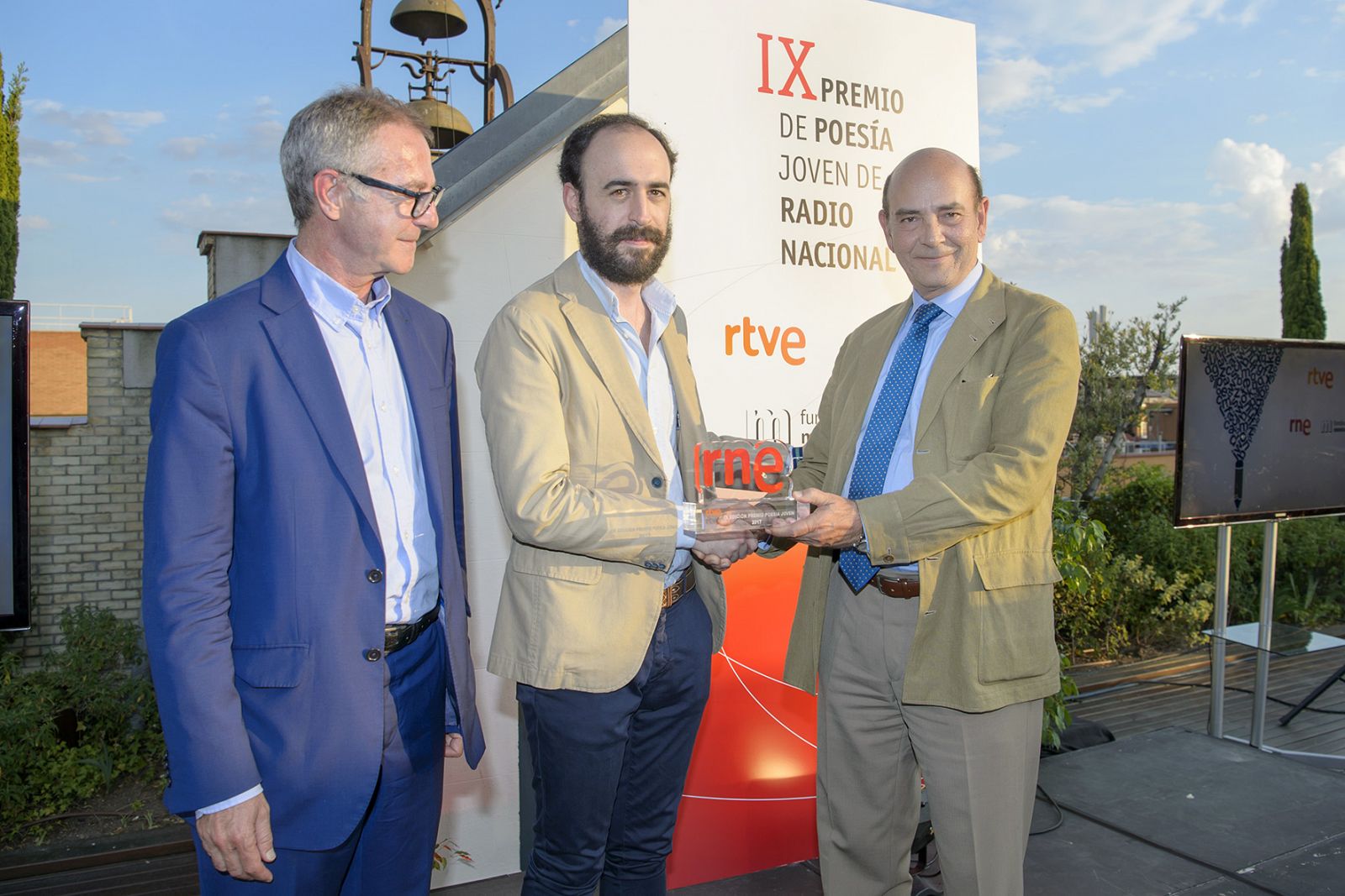 Los directores de RNE y Fundación Montemadrid entregaron el premio a Gonzalo Gragera