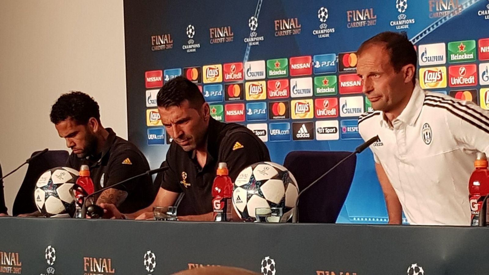 Buffon y Alves, a la derecha de Allegri en la rueda de prensa