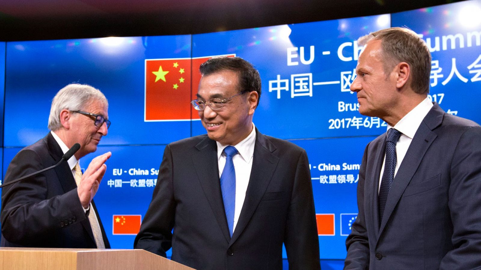 El presidente de la Comisión Europea, Jean Calude Juncker, el primer ministro chino, Li Keqiang, y el presidente del Consejo Europeo, Donald Tusk