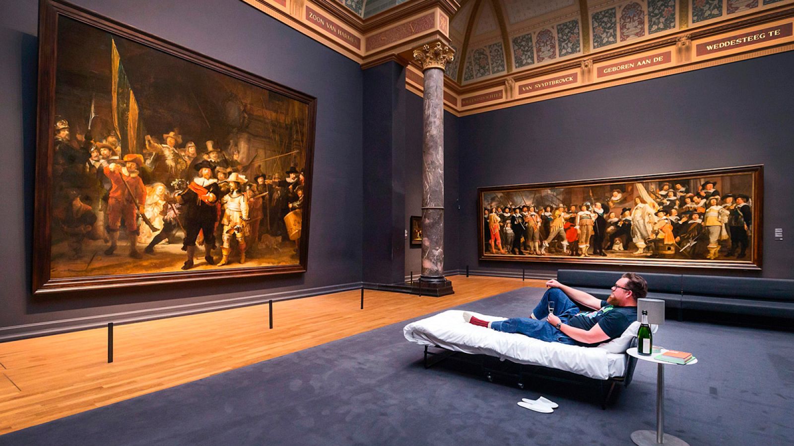 Stefan Kasper tumbado en una cama en el Rijksmuseum de Amsterdam