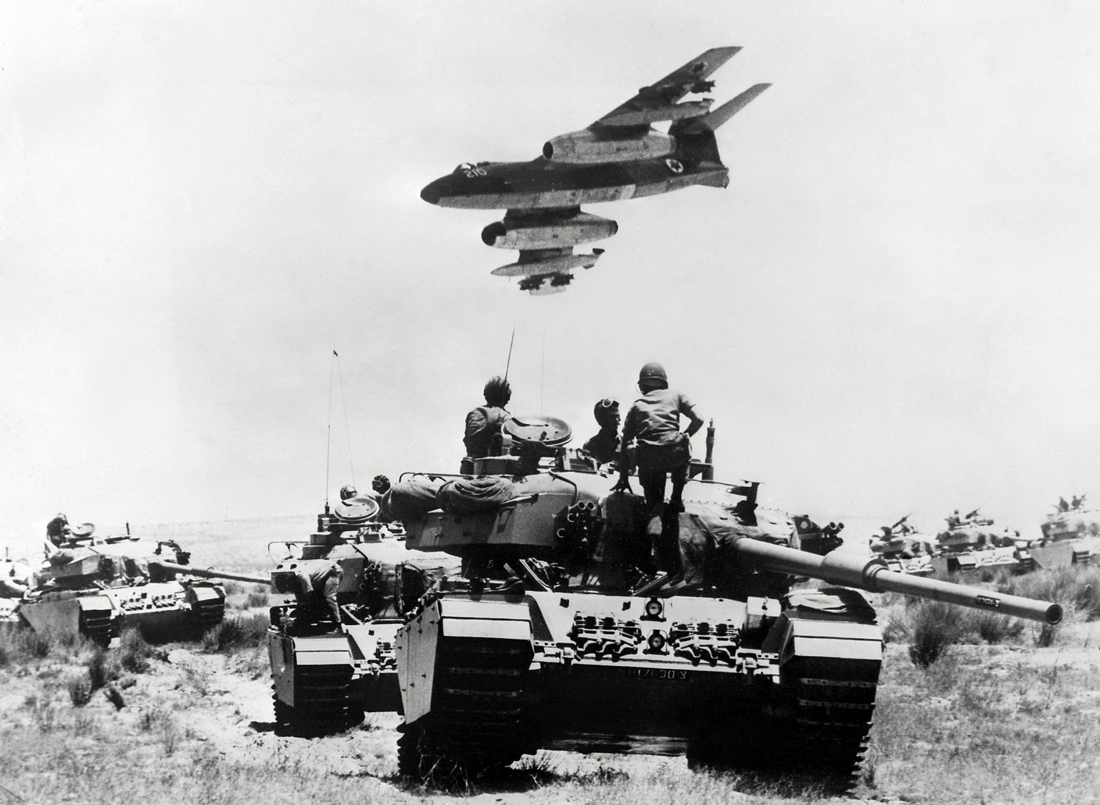 Un avión de guerra sobrevuela las tropas israelíes que avanzan en tanques por la península del Sinaí en la frontera entre Israel y Egipto, el 25 de mayo de 1967.
