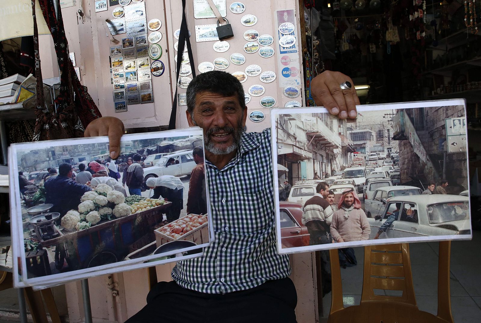 Abdel Raouf al-Mohtasseb, un palestino de 59 años que muestra imagenes del mercado de la ciudad antigua de Hebron en los primeros años tras la guerra de 1967.
