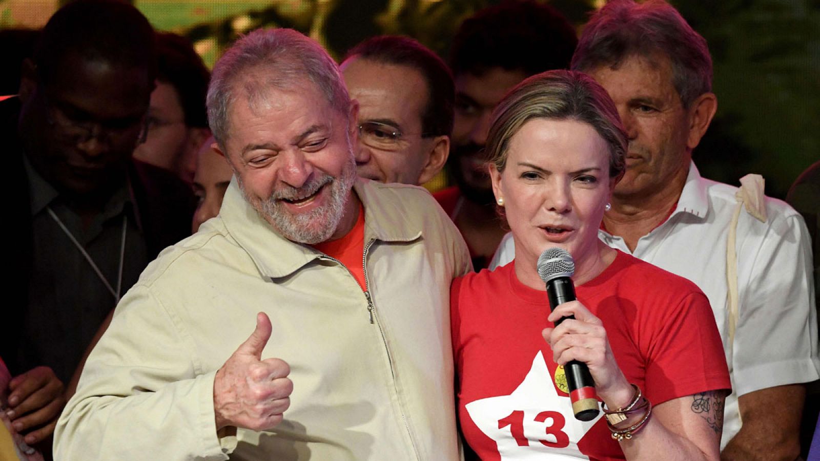 El expresidente de Brasil Luiz Inácio Lula da Silva junto a Gleisi Hoffmann, nueva presidenta del Partido de los Trabajadores el sábado 3 de junio de 2017.