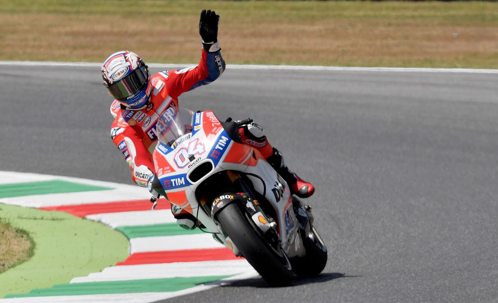 Andrea Dovizioso saluda desde los lomos de su Ducati a los tifosi italianos de Mugello.