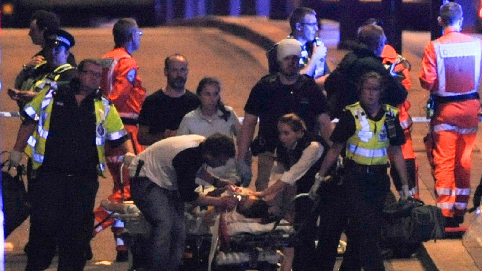 La policía y los servicios de emergencia trasladan a un herido en el atentado en Londres