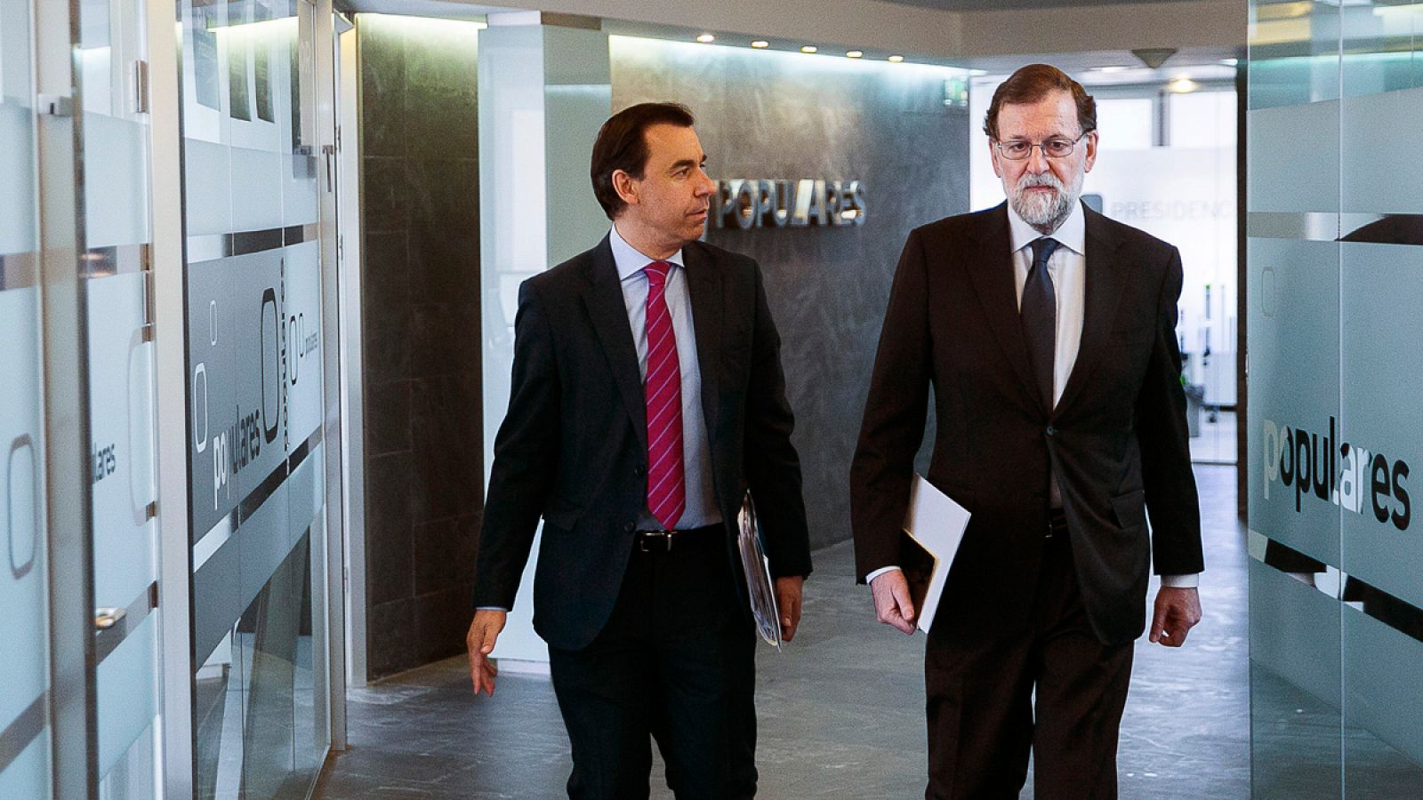 El líder del PP, Mariano Rajoy (d), junto al coordinador general, Fernando Martínez-Maillo