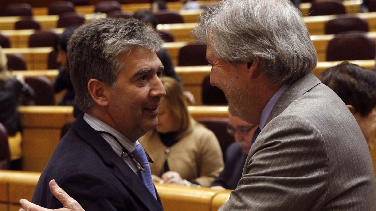 Ignacio Cosidó, senador del PP, saluda al ministro de Educación en el Senado.