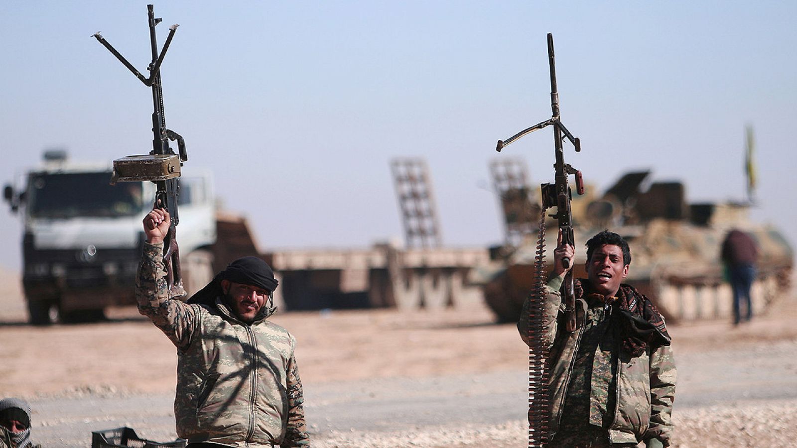 Miembros de las Fuerzas Democráticas Sirias (SDF, en sus siglas en inglés) cerca de Raqqa, Siria