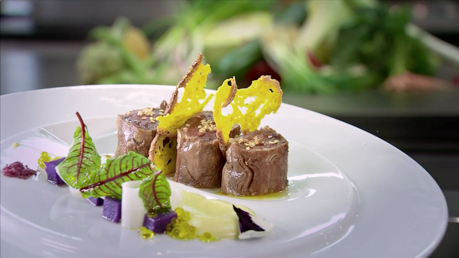 Ensalada de solomillo de euskaltxerri con puré de coliflor y cúrcuma y pan de hogaza, y brotes verdes