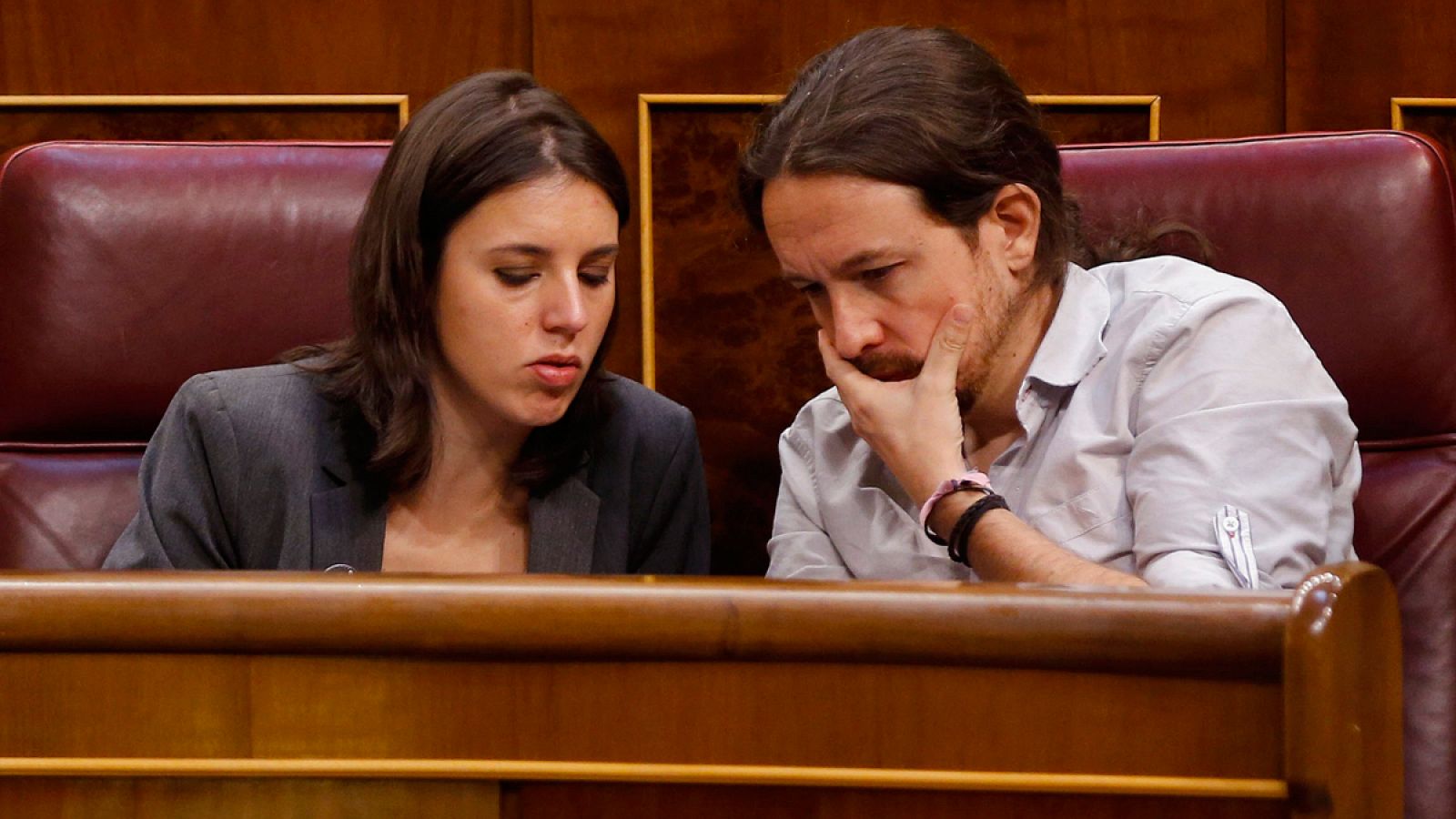 El líder de Podemos, Pablo Iglesias, y la portavoz del partido, en un pleno del Congreso