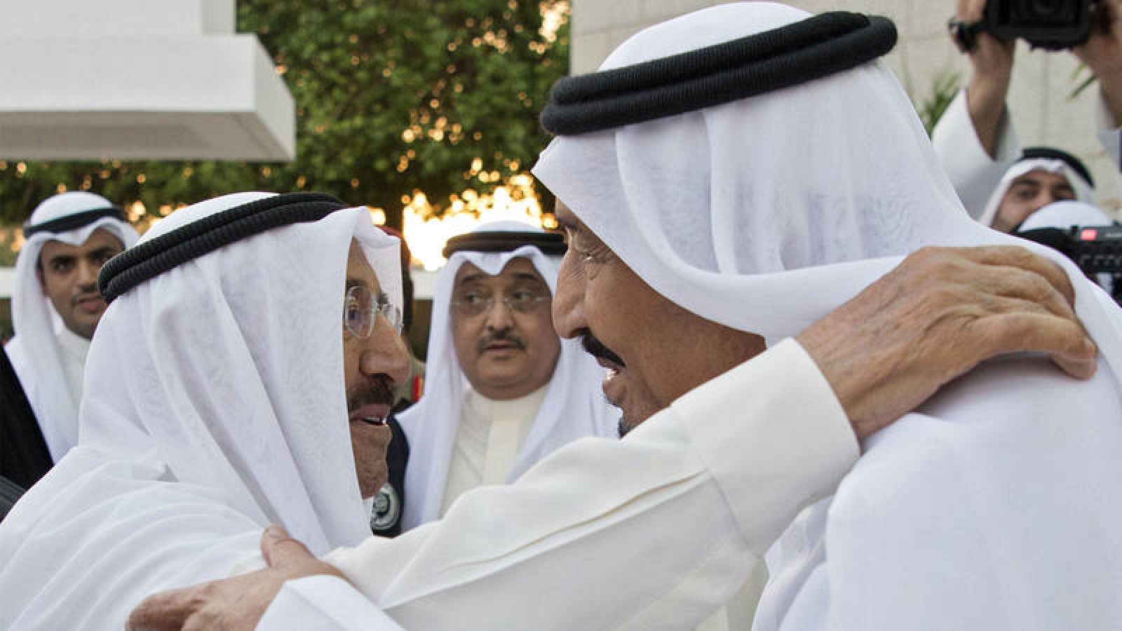 El emir kuwaití Sabah Ahmed al Sabah, saluda al rey de Arabia Saudí, Salman Bin Abdelaziz, reunidos este martes