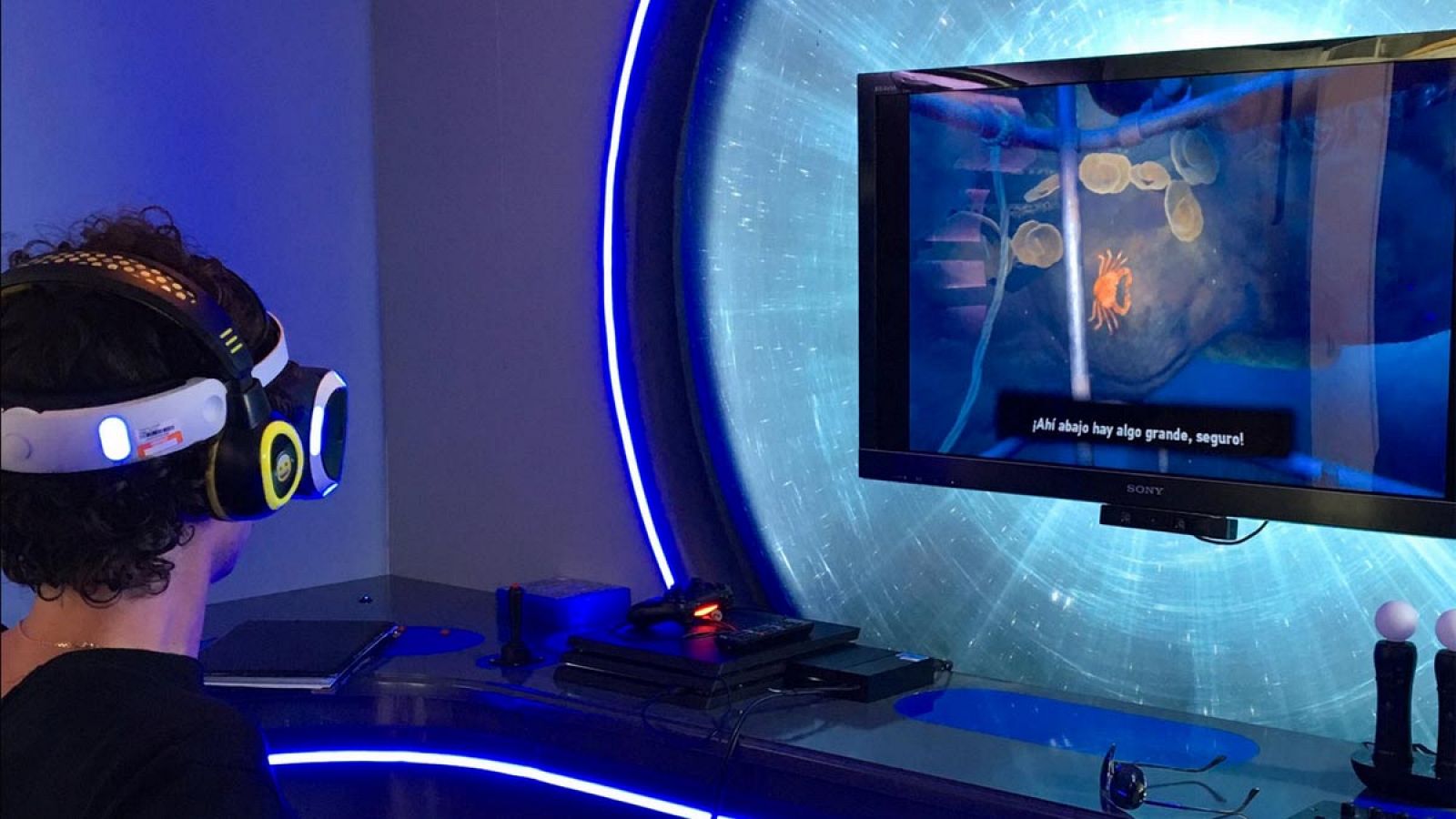 La sala de realidad virtual está escenificada para que el paciente "se sumerja desde el principio en un ambiente de ciencia ficción".