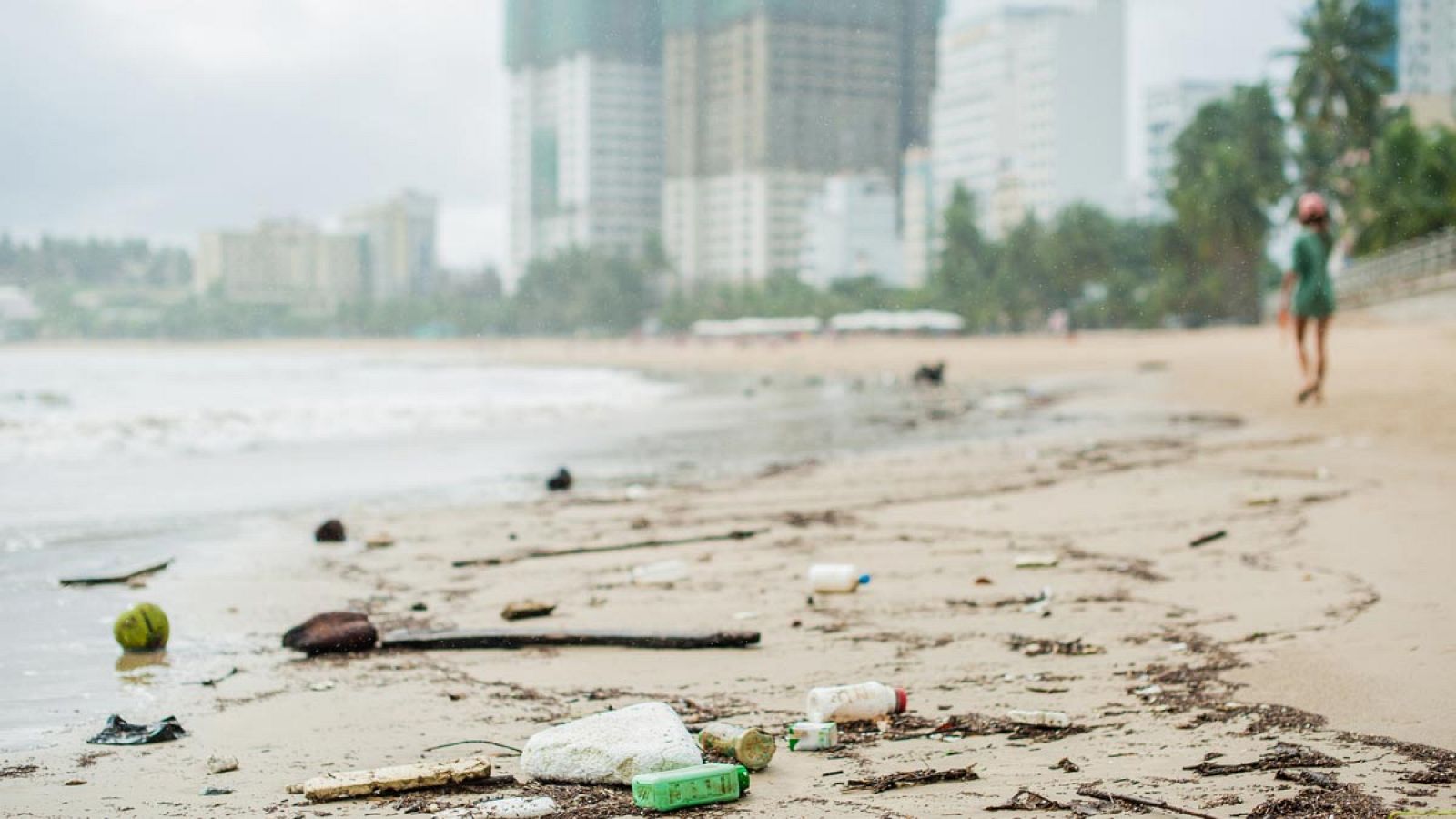 La cantidad de residuos plásticos que flotan en la superficie del mar se ha incrementado alrededor de cien veces en los últimos 40 años.
