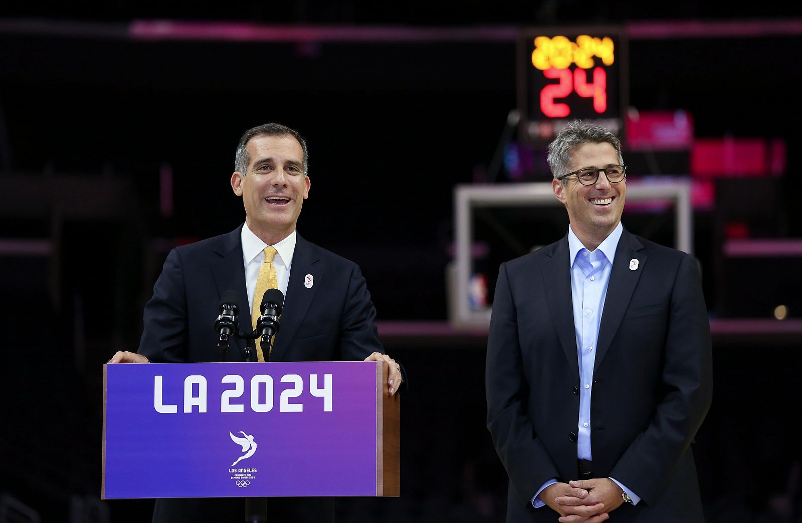 El alcalde de Los Ángeles Eric Garcetti y el presidente de la candidatura de Los Ángeles 2024 Casey Wasserman.
