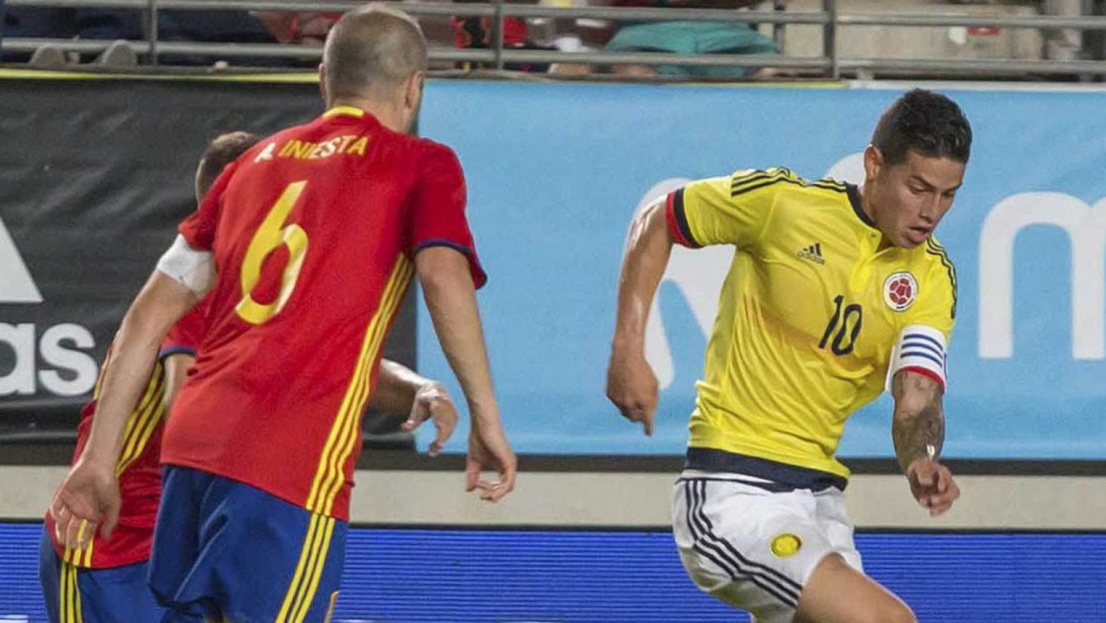 James e Iniesta, en un momento del España - Colombia