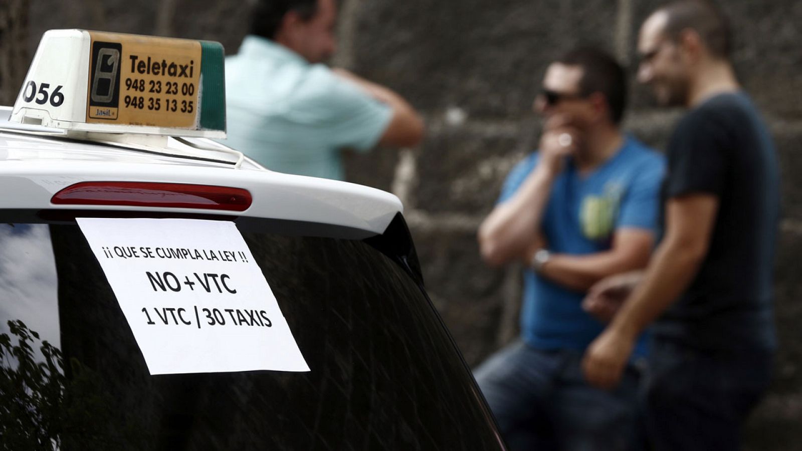 Un taxi con una pancarta en contra de la proliferación de los vehículos de alquiler con conductor