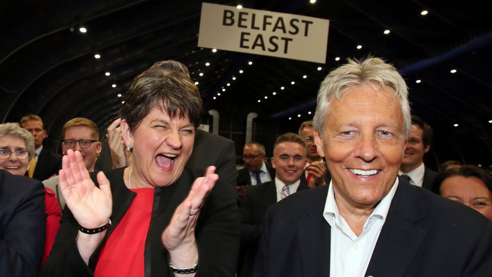 La líder del norirlandés Partido Democrático Unionista, Arlene Foster, celebra los resultados de los comicios británicos