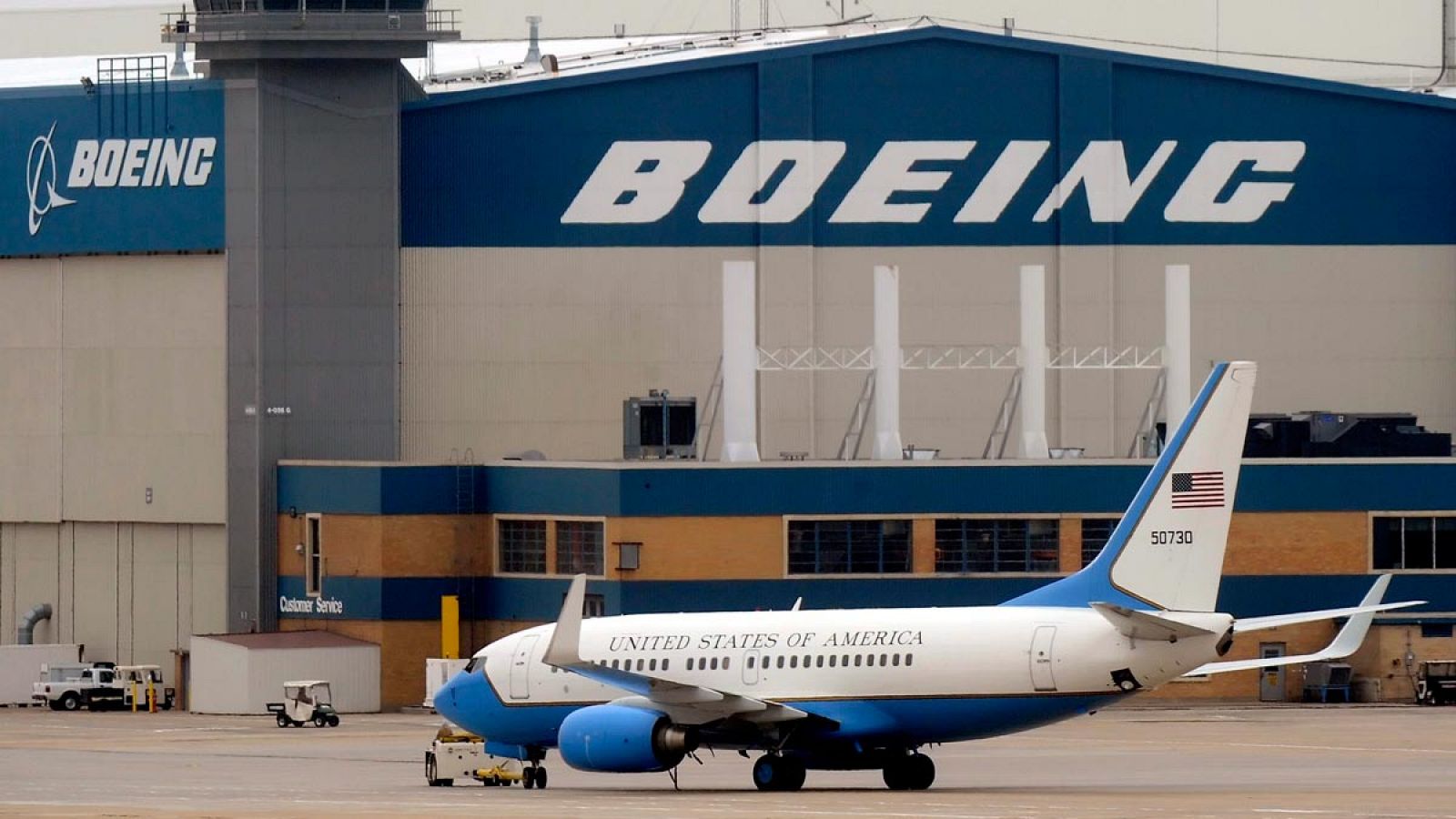 Fotografía de archivo de un avión gubernamental estadounidense, ante un hangar del fabricante aeronáutico Boeing.
