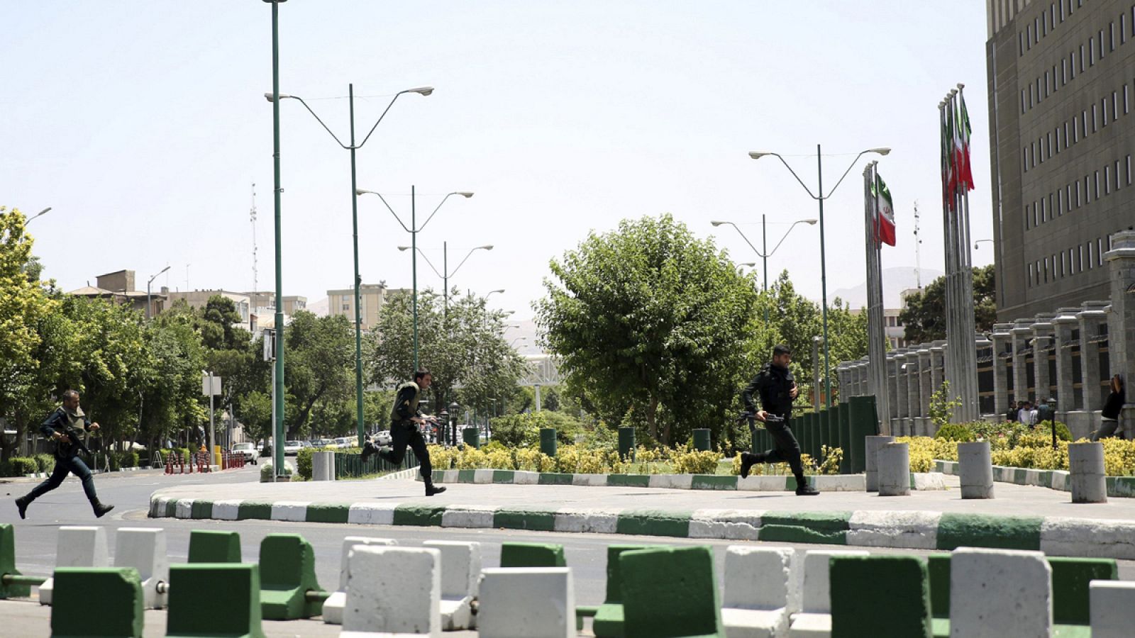Policías corren hacia el Parlamento de Irán el pasado miércoles por el atentado terrorista.