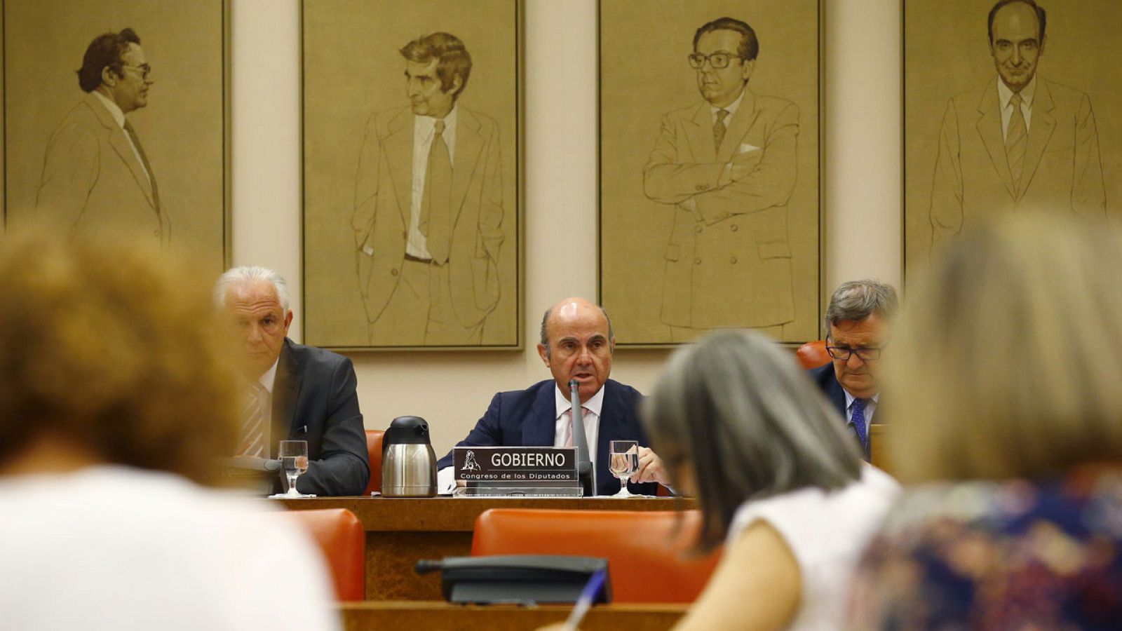 El ministro de Economía, Luis de Guindos, comparece en el Congreso para explicar la venta al Popular